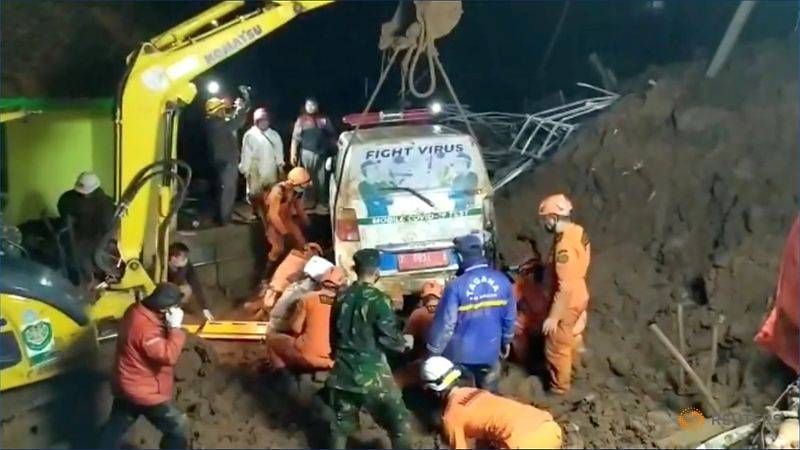  
Một chiếc xe cứu thương trong quá trình đến giải cứu cũng bị vùi lấp. (Ảnh: Channel News Asia)