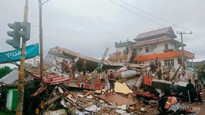  
Nhà cửa tan hoang sau trận động đất mạnh ở Indonesia. (Ảnh: AP).