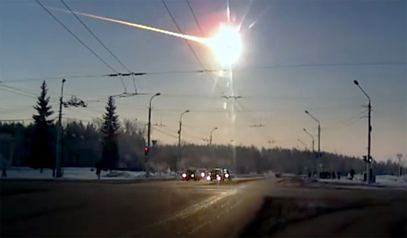  
Thiên thạch tạo ra ánh sáng trắng chói đến dị thường tại Nga năm 2013. (Ảnh: Sputnik)