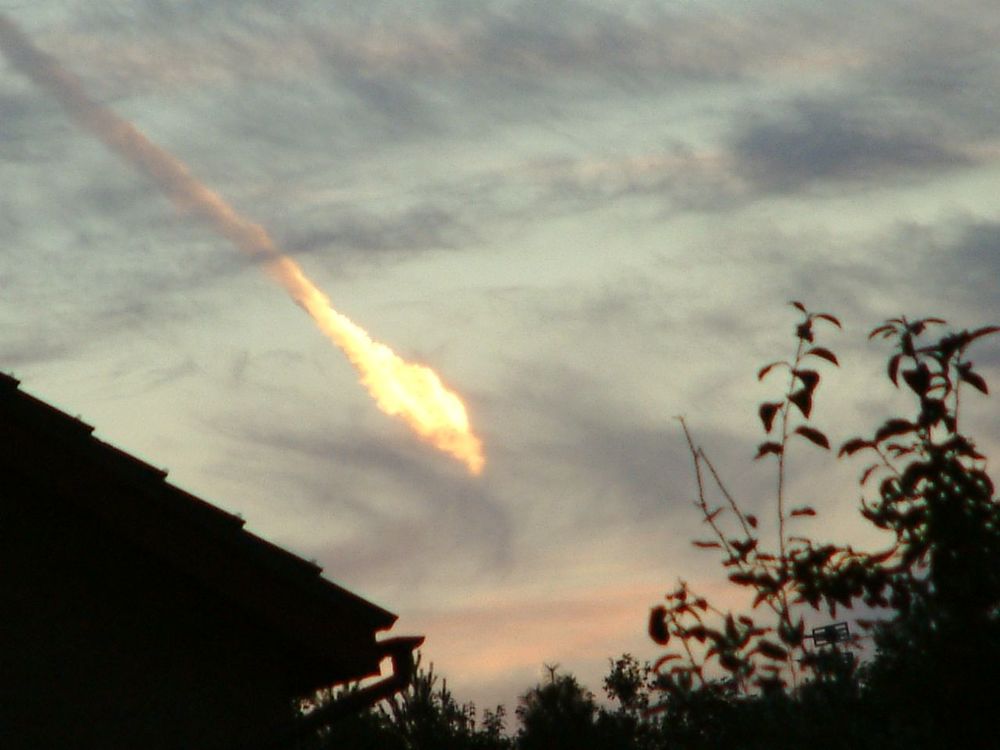  
Hình ảnh một thiên thạch như quả cầu lửa lao qua bầu trời. (Ảnh: CNN)