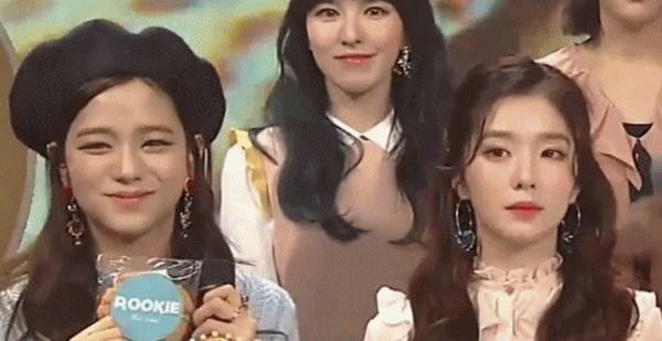 
Netizen cho rằng Jisoo trông dễ gần hơn Irene. (Ảnh: Cắt từ clip).