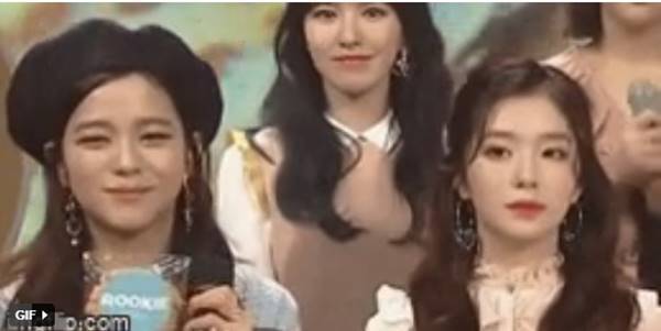 
Khoảnh khắc Jisoo và Irene từng đứng chung trên sân khấu âm nhạc. (Ảnh: Cắt từ clip).