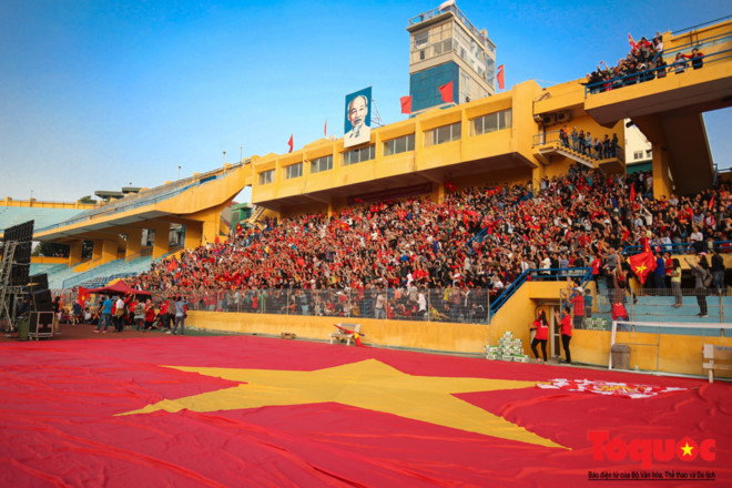  
Người hâm mộ đến sân Hàng Đẫy để cổ vũ U23 Việt Nam. (Ảnh: Tổ Quốc)