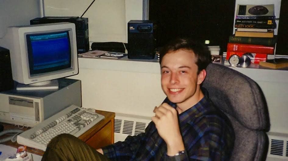  
Elon Musk bắt đầu niềm đam mê với máy tính của mình từ khi còn nhỏ. (Ảnh: Pinterest)