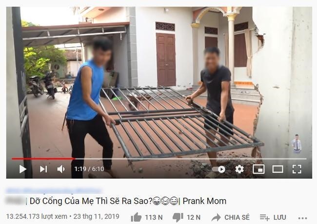  
Video dỡ bỏ cổng nhà để xem phản ứng của mẹ. (Ảnh: Chụp màn hình)