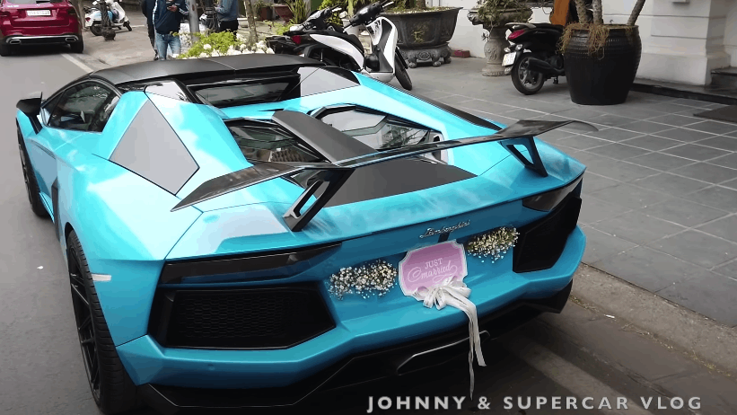  
Chiếc xe được trang bị hệ thống công nghệ hiện đại (Ảnh cắt từ clip của tài khoản Youtube Johnny & SuperCar Vlog)