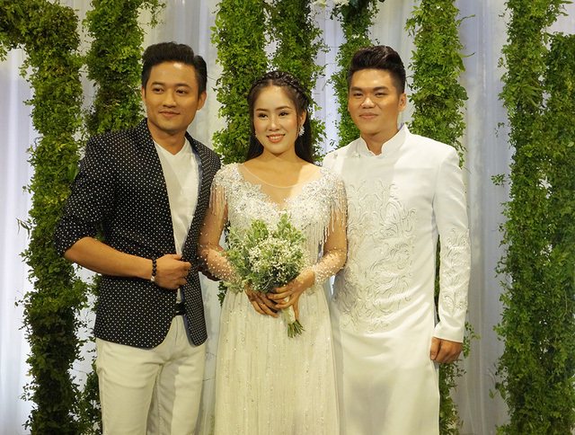 
Trước đó trong đám cưới của Lê Phương, Quý Bình cũng đến chúc mừng. (Ảnh: Chụp màn hình)
