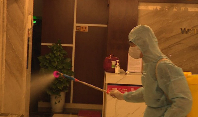 
Nhân viên y tế tiến hành phun khử trùng bên trong khách sạn. (Ảnh: Nhân Dân)