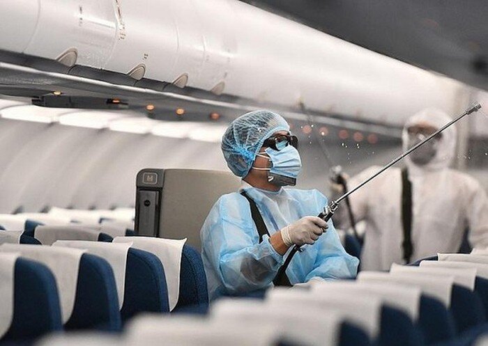  
Phun khử trùng máy bay khi phát hiện có các ca nhiễm. (Ảnh: Báo Giao thông)