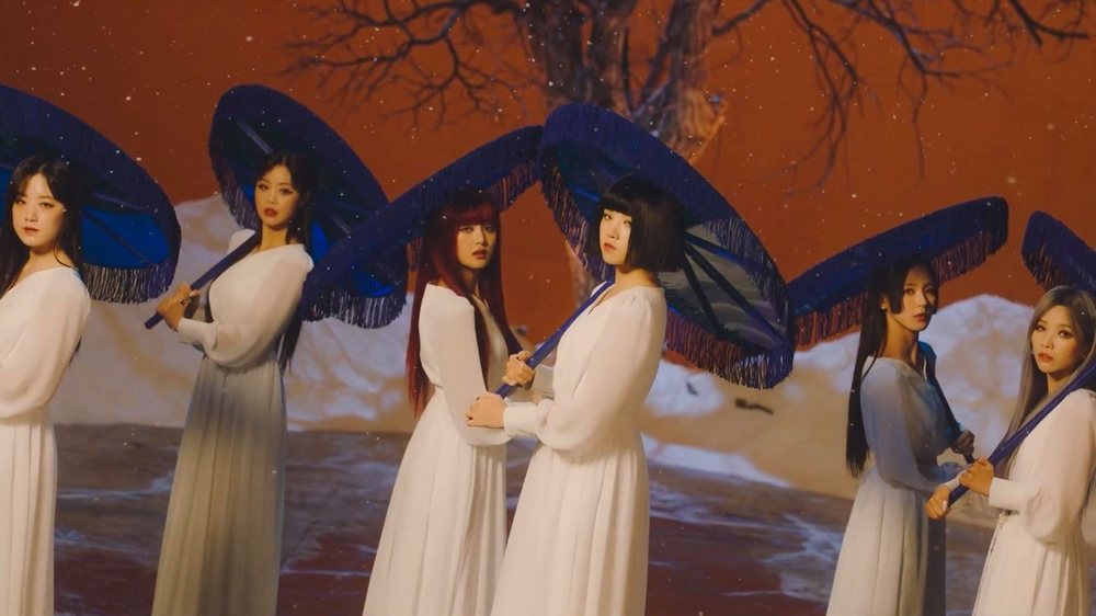  
Nhũng chiếc ô tua rua và trang phục không-phải-hanbok xuất hiện trong teaser (Ảnh: CUBE Entertainment) 