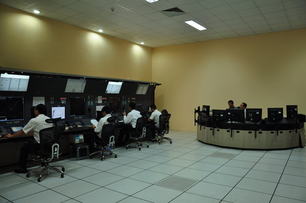 
Trung tâm kiểm soát đang thực hiện theo dõi hoạt động tại sân bay Nội Bài. (Ảnh: VATM)