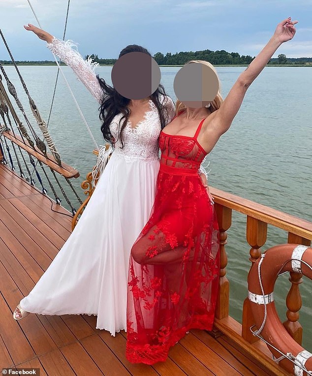  
Bên trái là cô dâu trong chiếc đầm trắng, còn bên phải là vị khách quyến rũ. (Ảnh: @pinacolada12345)