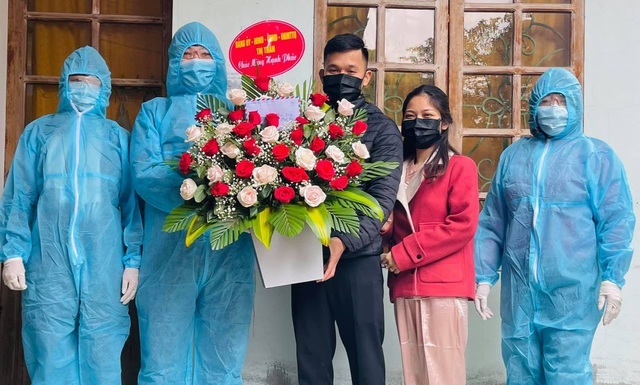 
Cặp đôi ở Nghệ An được lãnh đạo đến chúc hạnh phúc tại khu cách ly. (Ảnh: Dân trí)