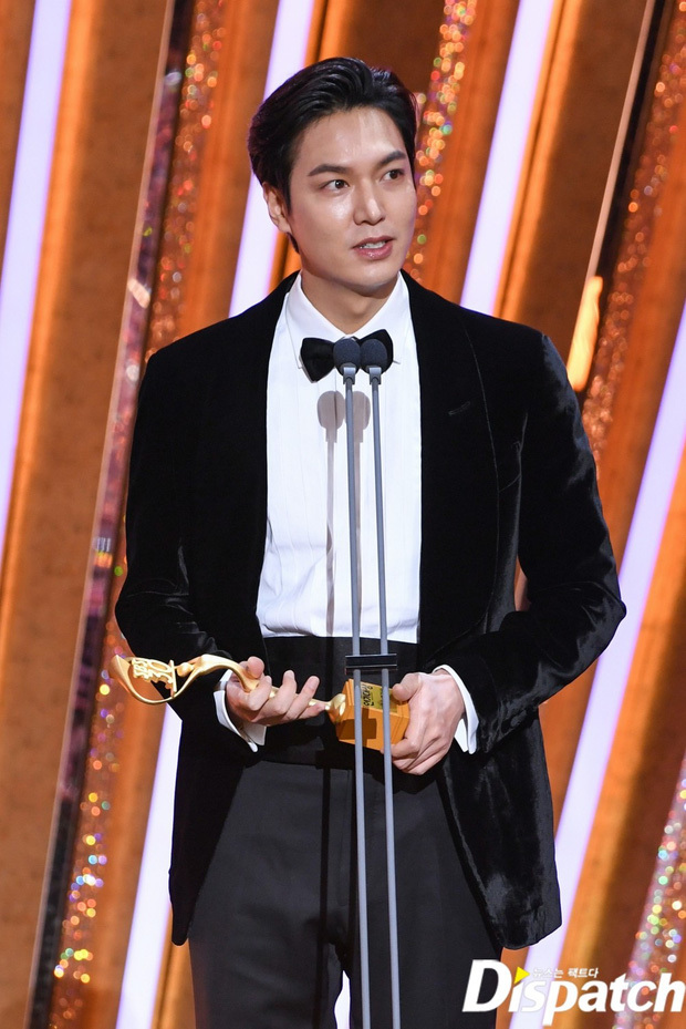  
Lee Min Ho trên sân khấu nhận giải. (Ảnh: Dispatch).