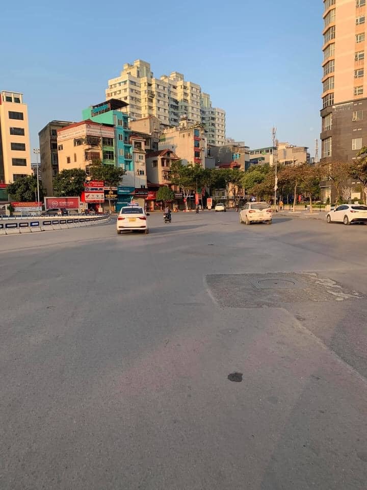 Khu vực Trần Đăng Ninh (Cầu Giấy) chỉ lác đác vài xe qua lại. (Ảnh: FB M.N)