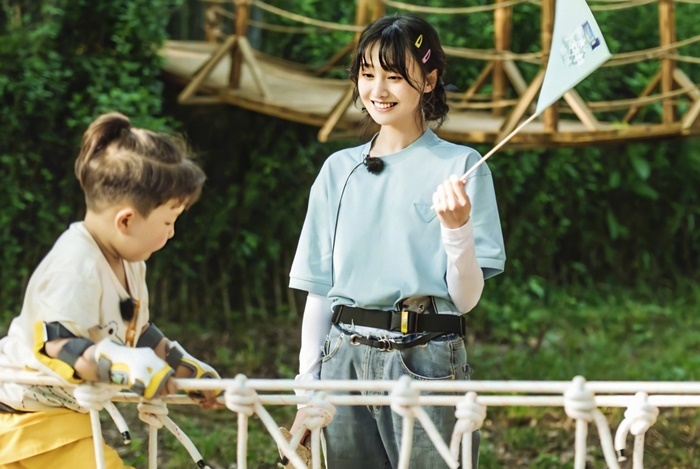 
Trịnh Sảng nở nụ cười thương yêu trẻ con trên show thực tế. (Ảnh: Weibo).