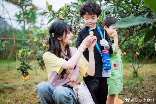 
Trịnh Sảng chăm sóc cẩn thận cho những đứa trẻ trong show thực tế. (Ảnh: Weibo).