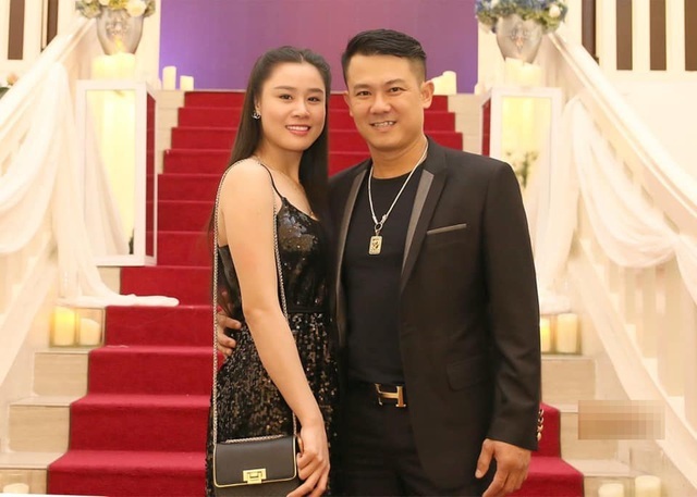  
Vân Quang Long và vợ trong một lần đi dự sự kiện . (Ảnh: FBNV) - Tin sao Viet - Tin tuc sao Viet - Scandal sao Viet - Tin tuc cua Sao - Tin cua Sao
