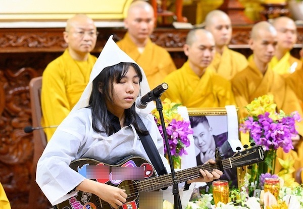  
Con gái cố ca sĩ Vân Quang Long hát trong lễ tang của bố. (Ảnh: Dân Trí) - Tin sao Viet - Tin tuc sao Viet - Scandal sao Viet - Tin tuc cua Sao - Tin cua Sao