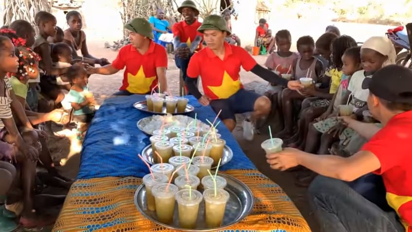  
Khoảng 50 cốc nước mía đã được làm ra để người dân châu Phi nếm thử. (Ảnh: Chụp màn hình)