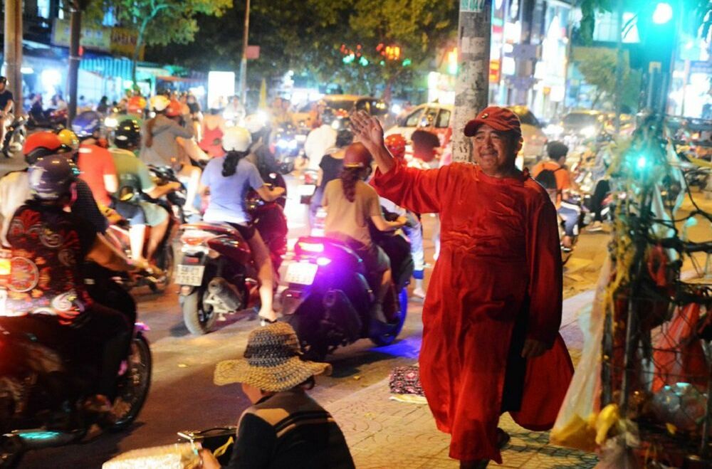  
Người đàn ông diện áo dài đỏ nhảy múa trên phố Sài Gòn để mưu sinh. (Ảnh: 24h).