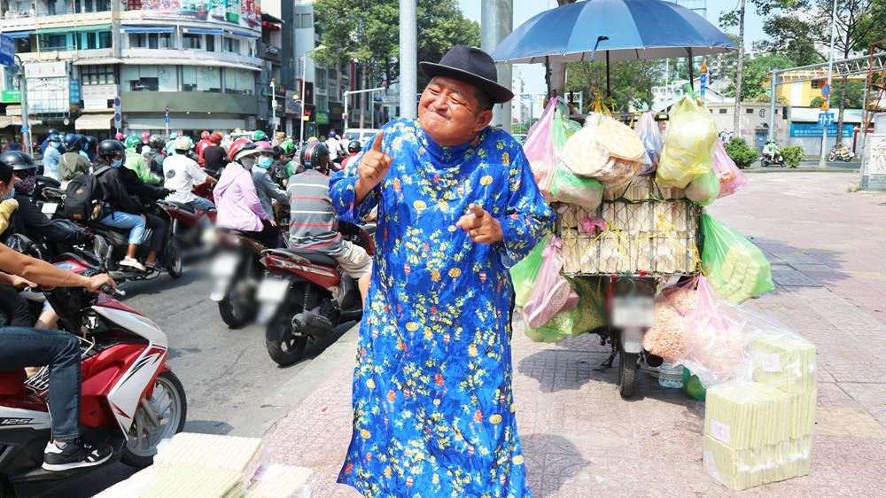  
Chú Ba Chánh dường như mang lại không khí Tết cho đường phố Sài Gòn. (Ảnh: Tôi là người Sài Gòn).