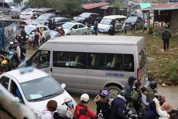 
Lượng xe và du khách đông đúc đổ về Sa Pa. (Ảnh: FB Địa điểm ăn chơi Hà Nội).