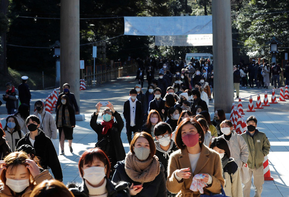  
Người dân Nhật Bản bắt buộc phải đeo khẩu trang khi đến nơi đông người. (Ảnh: Reuters)
