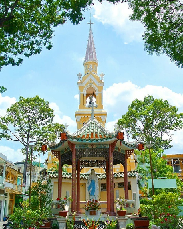  
Màu vàng nổi bật của nhà thờ Cha Tam khiến nhiều người hứng thú. (Ảnh: yangmei)