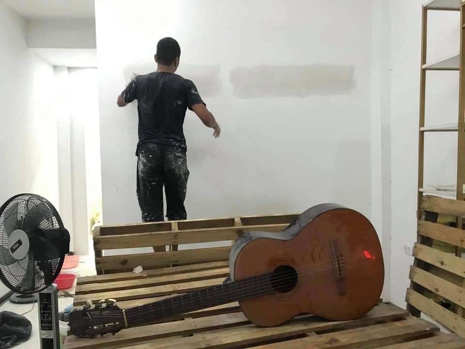 
Anh thợ sơn giúp sơn lại chỗ bong tróc cho cửa hàng sau khi nhận được chiếc đàn guitar. (Ảnh: FB C.H.M.P)