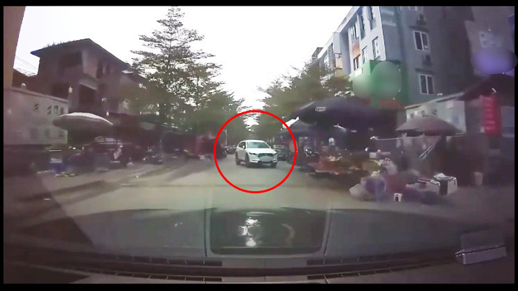 
Ảnh chụp từ camera hành trình cho thấy chiếc ô tô được đậu rất vô tư và chắn hết cả con đường. (Ảnh chụp màn hình)