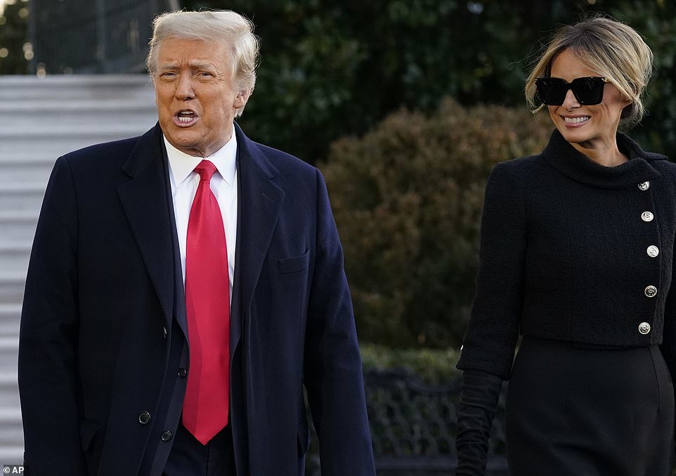  
Ông Trump và bà Melania tươi cười rời khỏi Nhà Trắng. (Ảnh: AP)