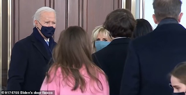  
Vẻ bối rối hiện rõ trên gương mặt ông Joe Biden. (Ảnh: Daily Mail)