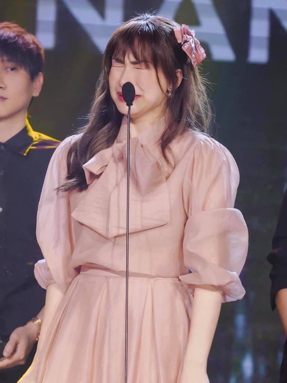  
Hòa Minzy khóc nức nở khi nhận được cúp trên sân khấu. (Ảnh: FBNV)