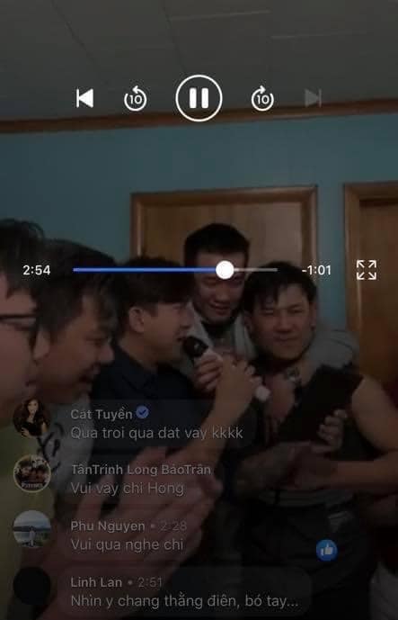  
Cô từng bình luận trong livestream chồng hát hò với các anh em và một người bạn đã chụp lại được. (Ảnh: FBNV) - Tin sao Viet - Tin tuc sao Viet - Scandal sao Viet - Tin tuc cua Sao - Tin cua Sao