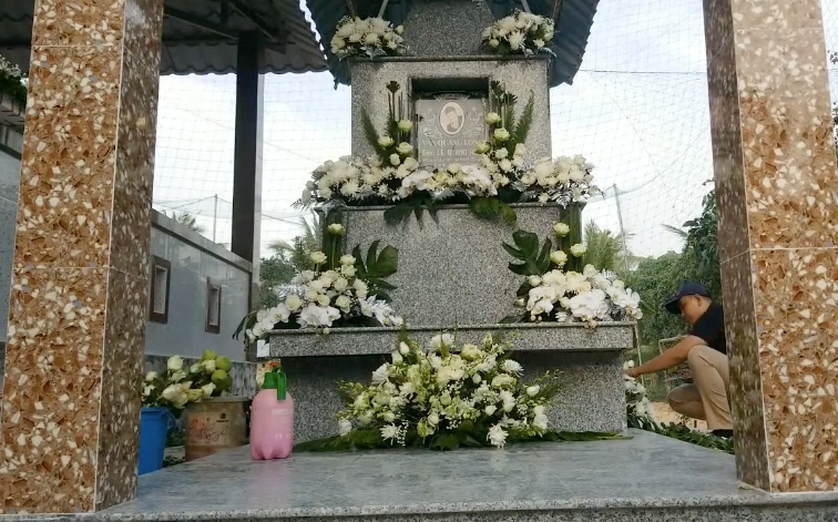  
Rất nhiều bông hoa trắng được đặt lên mộ mang ý nghĩa tưởng nhớ về người đã ra đi.  - Tin sao Viet - Tin tuc sao Viet - Scandal sao Viet - Tin tuc cua Sao - Tin cua Sao