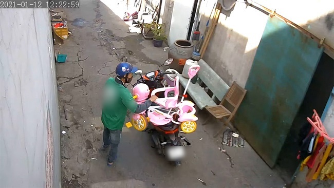 
Chạy tay ga, gã trai vẫn "thó" mất chiếc xe đạp trẻ em trong một nốt nhạc. (Ảnh: Chụp từ video)
