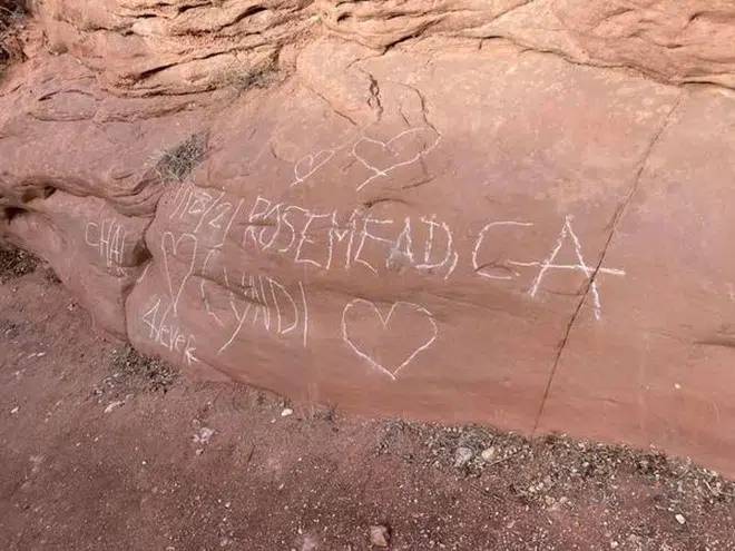  
Những dòng chữ vẽ bậy tại điểm du lịch nổi tiếng. (Ảnh: Antelope Canyon Fanpage)