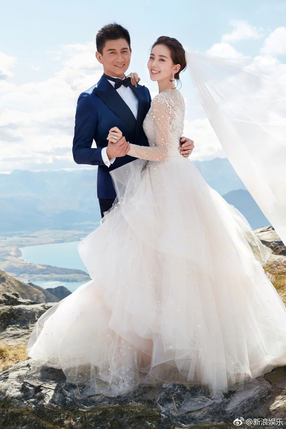  
Ảnh cưới của cặp đôi Bộ Bộ Kinh Tâm. (Ảnh: Weibo)