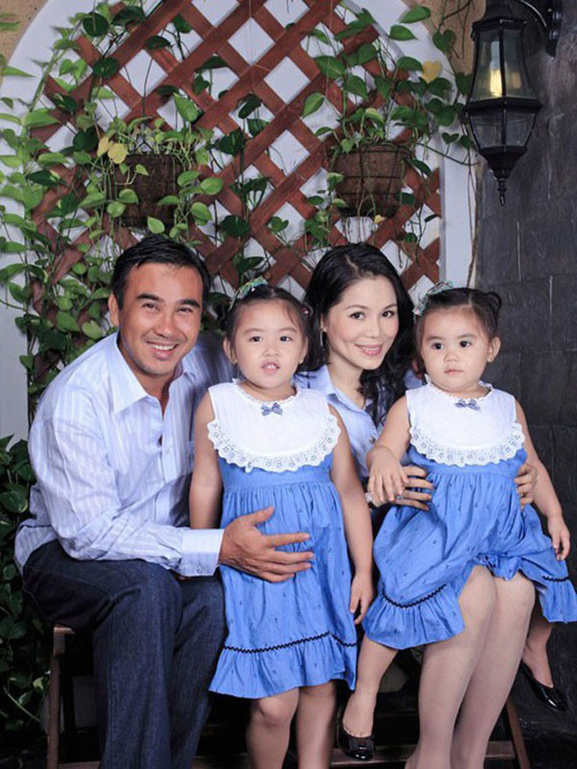  
Gia đình MC Quyền Linh hạnh phúc với hai "công chúa" (Ảnh: Giadinh.net)