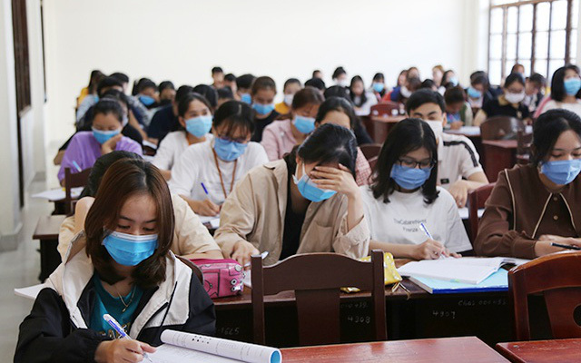
Sinh viên đeo khẩu trang khi đi học để phòng dịch Covid-19. (Ảnh: Thanh Niên)