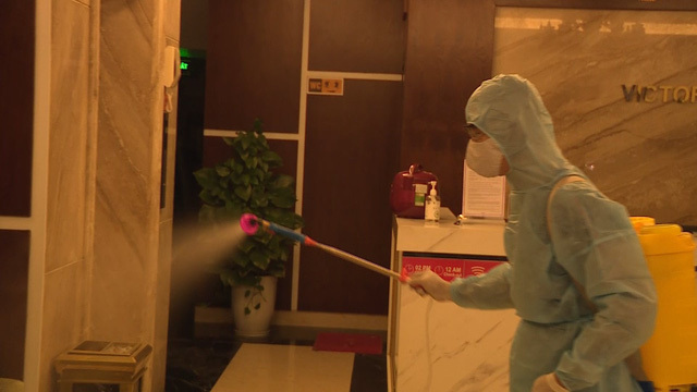  
Nhân viên y tế khử khuẩn bên trong khách sạn nơi bệnh nhân từng lưu trú. (Ảnh: NLĐ).