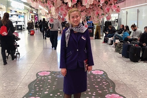 
Sau khi định cư tại Anh, cô gái 9X trúng tuyển và trở thành nhân viên thông tin tại sân bay. (Ảnh: Vietnamnet)