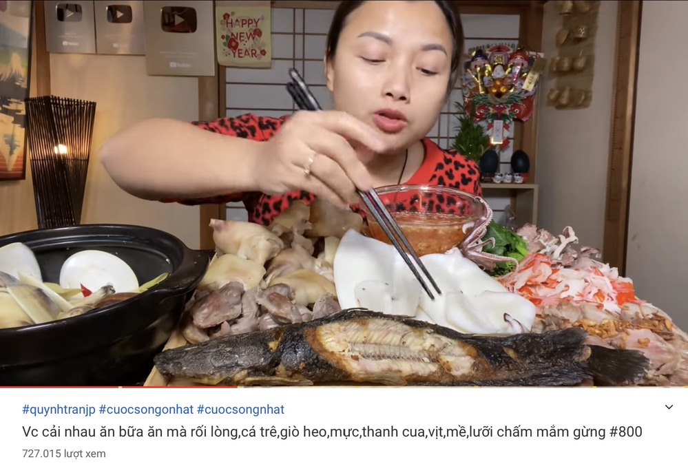  
Quỳnh Trần JP đem chuyện hôn nhân tâm sự trong video review ẩm thực mới đây. (Ảnh chụp màn hình)