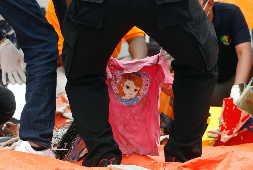  
Chiếc áo hồng của một bé gái được đưa lên bờ khiến nhiều người xót xa. (Ảnh: BBC)