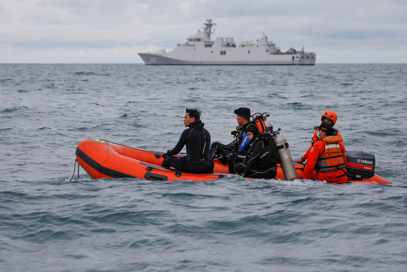  
Đội cứu hộ đang chuẩn bị tiến hành lặn xuống biển tìm kiếm các nạn nhân và mảnh vỡ máy bay. (Ảnh: Reuters)