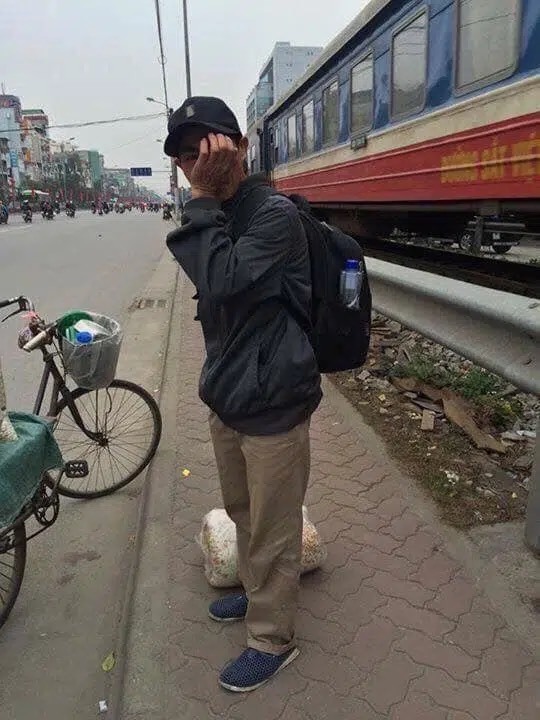  
Người đàn ông đứng khóc bên đường vì bị mất số tiền lớn.(Ảnh chụp màn hình)