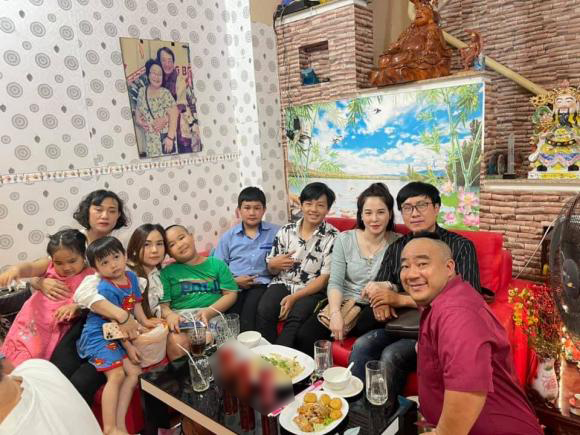  
Bức ảnh của cố nghệ sĩ Kim Ngọc vẫn được gia đình anh treo trên tường trong suốt nhiều năm qua (Ảnh: Facebook nhân vật)