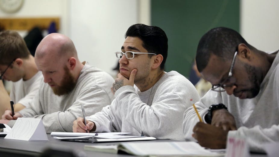  
Trong ngục tù, Klementowski luôn nỗ lực học tập. (Ảnh minh họa: Theconversation.com)