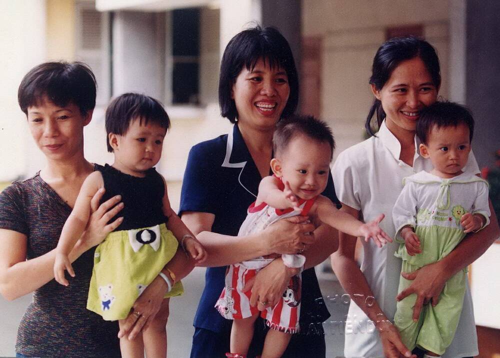  
Là bé trai duy nhất trong 3 đứa trẻ thụ tinh ống nghiệm thành công, Quốc Bảo (giữa) ngày nhỏ có khuôn mặt rất lanh lợi. (Ảnh: FBNV)